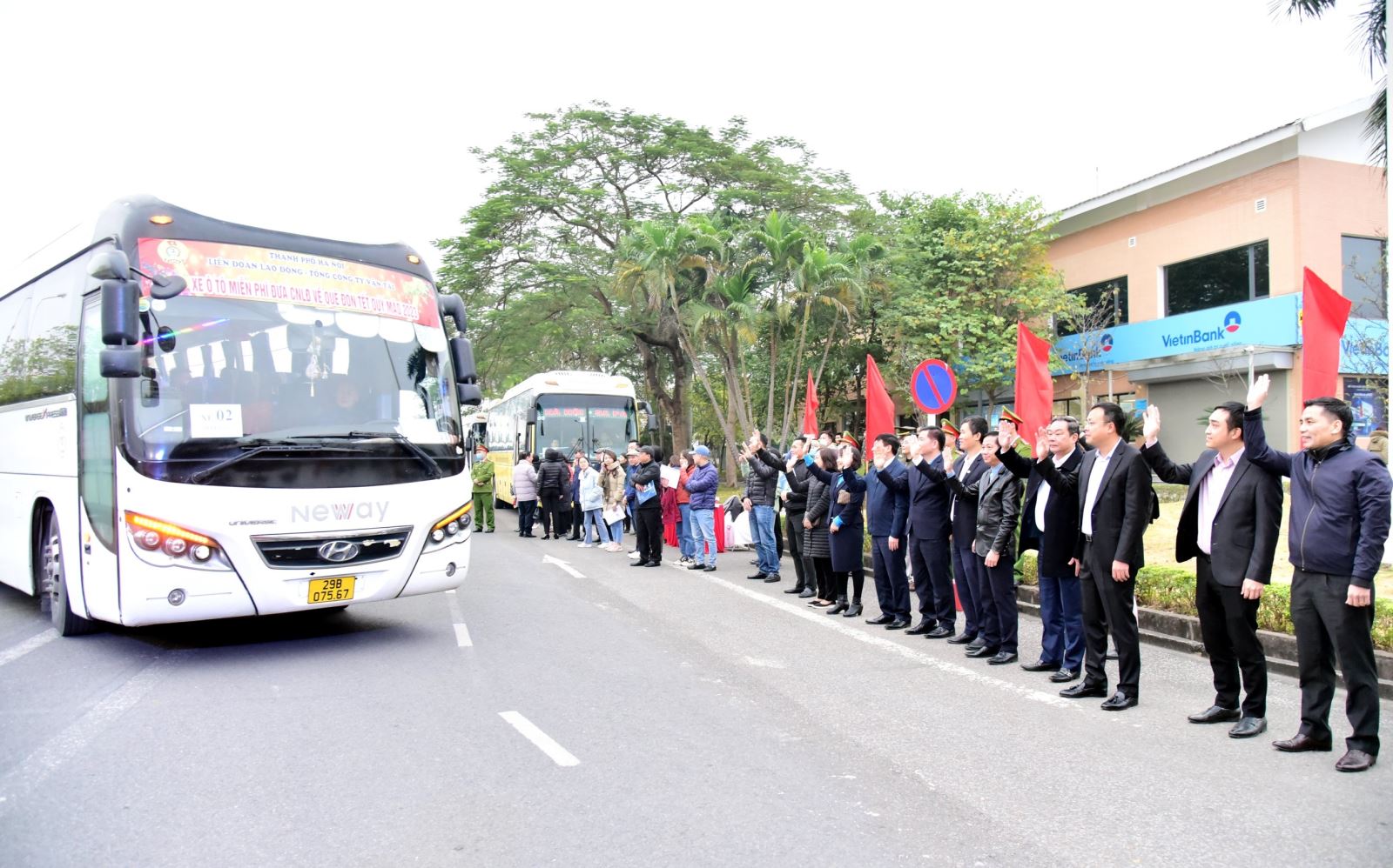 Hà Nội hỗ trợ 5.000 công nhân lao động về quê đón Tết Âm lịch 2025- Ảnh 1.