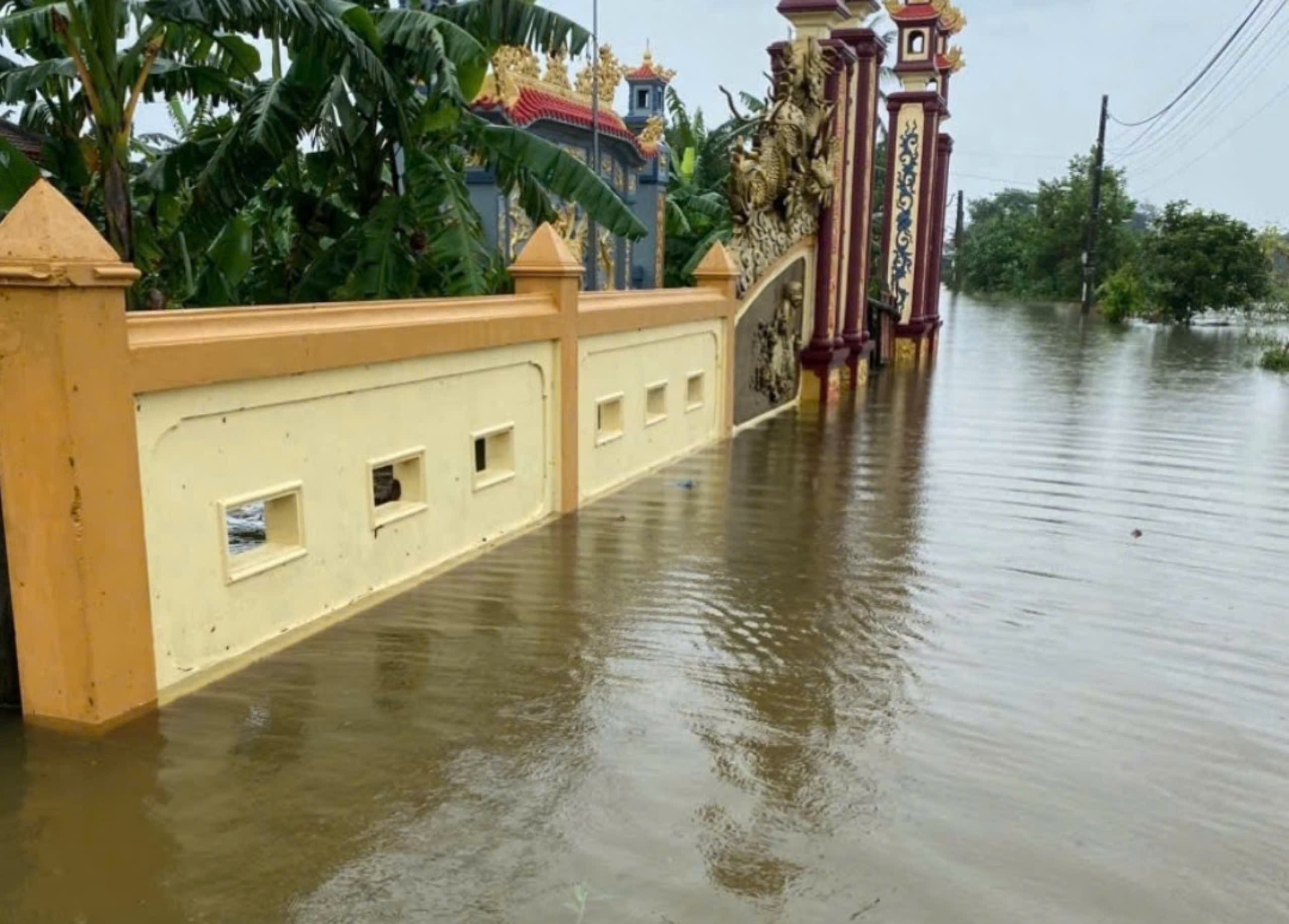 Lốc xoáy làm tốc mái nhà dân, hàng trăm học sinh nghỉ học do nước đang lên- Ảnh 5.