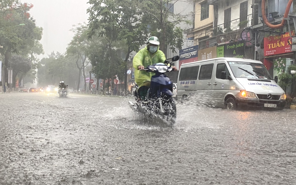 Bão Yinxing tiến sát Biển Đông, miền Trung tiếp tục mưa dông