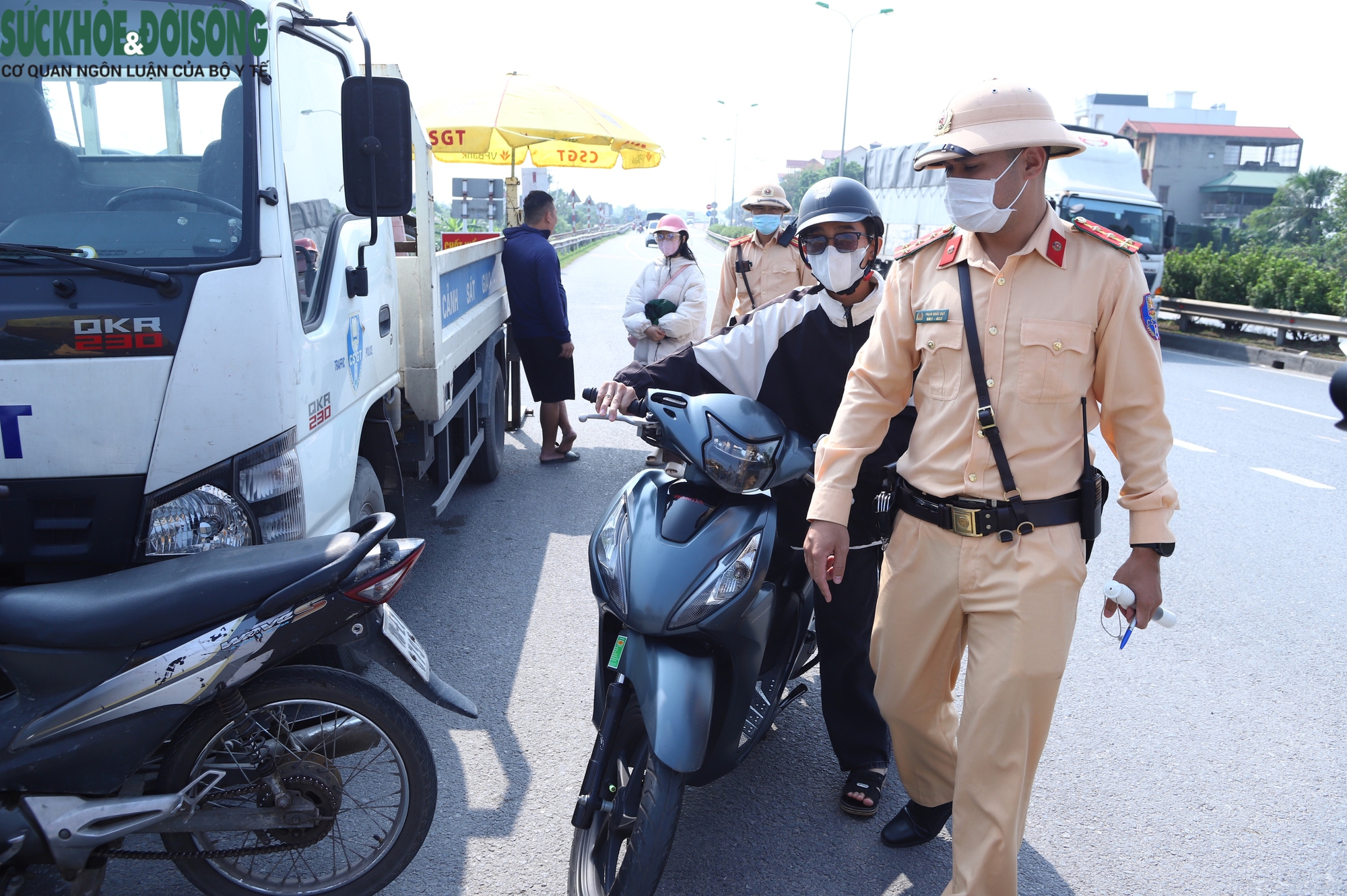 Tài xế xếp hàng nhận 'trát' phạt với hàng loạt lỗi vi phạm giao thông- Ảnh 23.