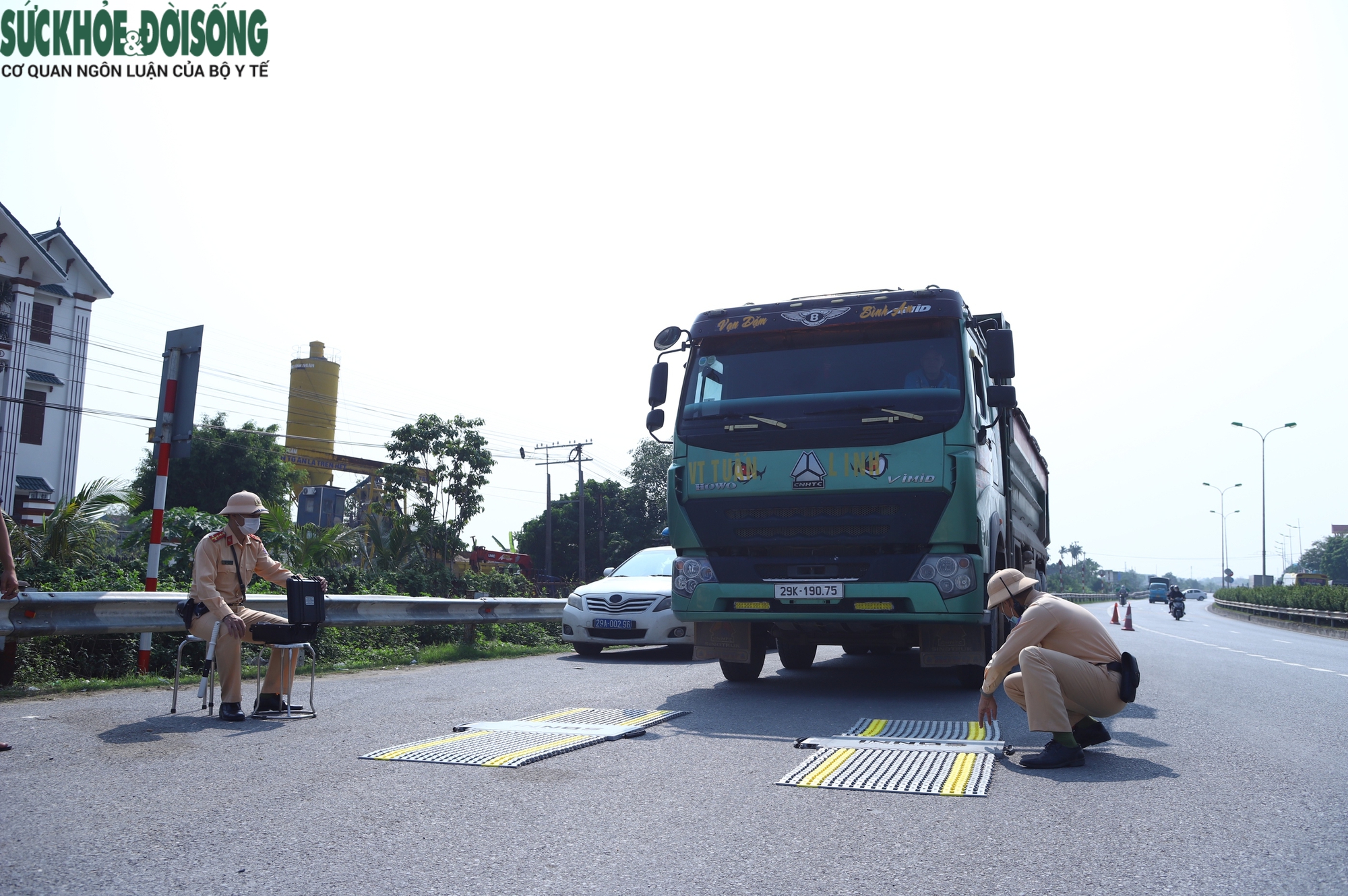 Tài xế xếp hàng nhận 'trát' phạt với hàng loạt lỗi vi phạm giao thông- Ảnh 14.