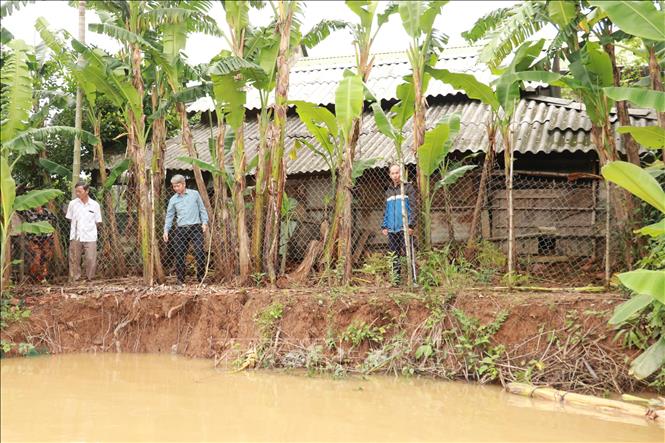 Quảng Trị: Bờ sông Vĩnh Định sạt lở nghiêm trọng khiến hàng trăm hộ dân bất an- Ảnh 1.