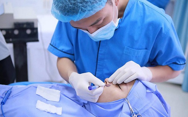 Thứ trưởng Thường trực Bộ Y tế Vũ Mạnh Hà tiếp Tổ chức Facing The World- Ảnh 6.