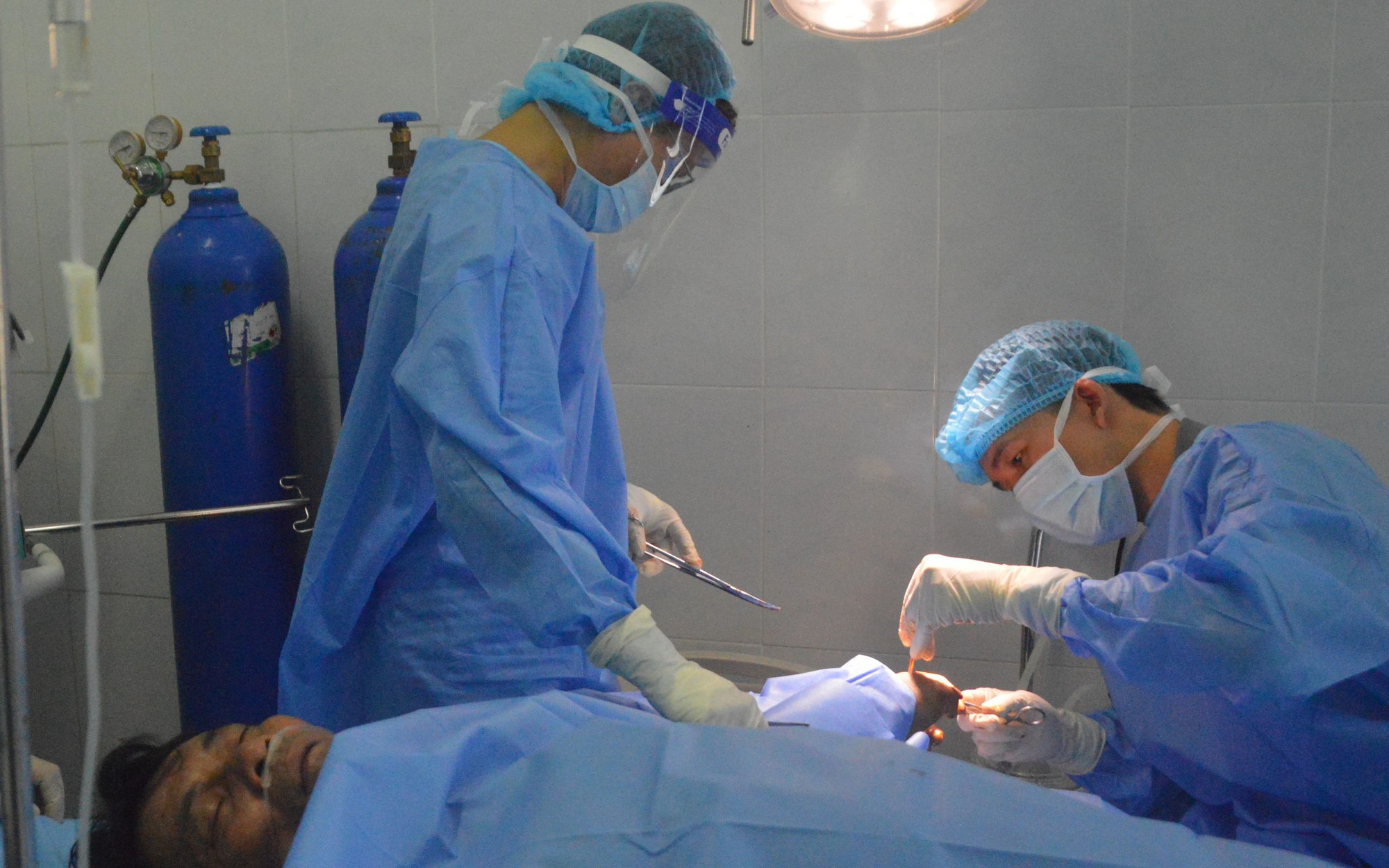 Bệnh xá đảo Song Tử Tây cứu ngư dân bị cuốn bàn tay vào máy xay đá