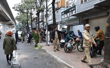 Chợ mới đầu tư tiền tỷ vắng như chùa Bà Đanh, chợ 'chồm hổm' lại tấp nập- Ảnh 6.