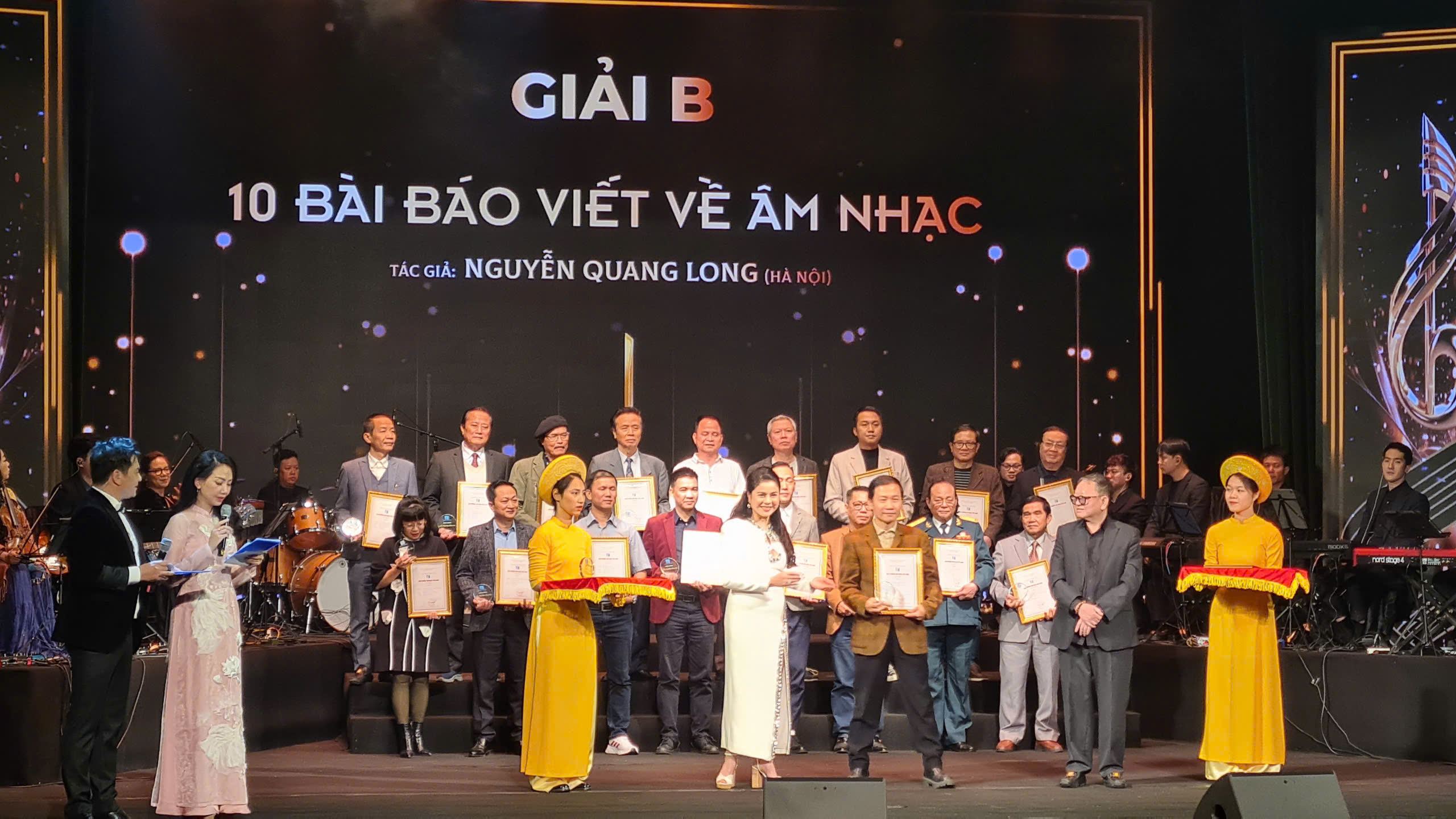 Giải Sol vàng 2024: Trần Mạnh Tuấn là Nghệ sĩ cống hiến, Tùng Dương là Ca sĩ xuất sắc nhất- Ảnh 3.