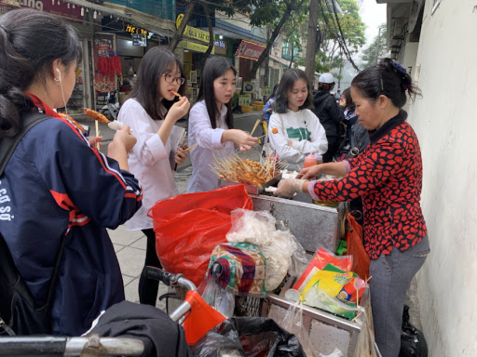 Vấn đề an toàn thực phẩm trước cổng trường, cách nào kiểm soát?- Ảnh 2.