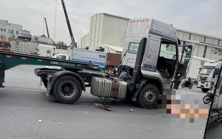 Va chạm với ô tô tải, hai mẹ con tử vong trong đêm- Ảnh 2.