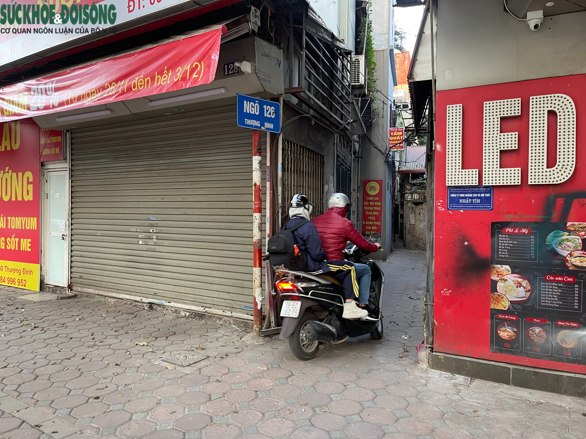 Tháo dỡ barie ở ngõ nhỏ Hà Nội: Dân khổ sở vì tiếng ồn, khói bụi vào giờ cao điểm- Ảnh 1.