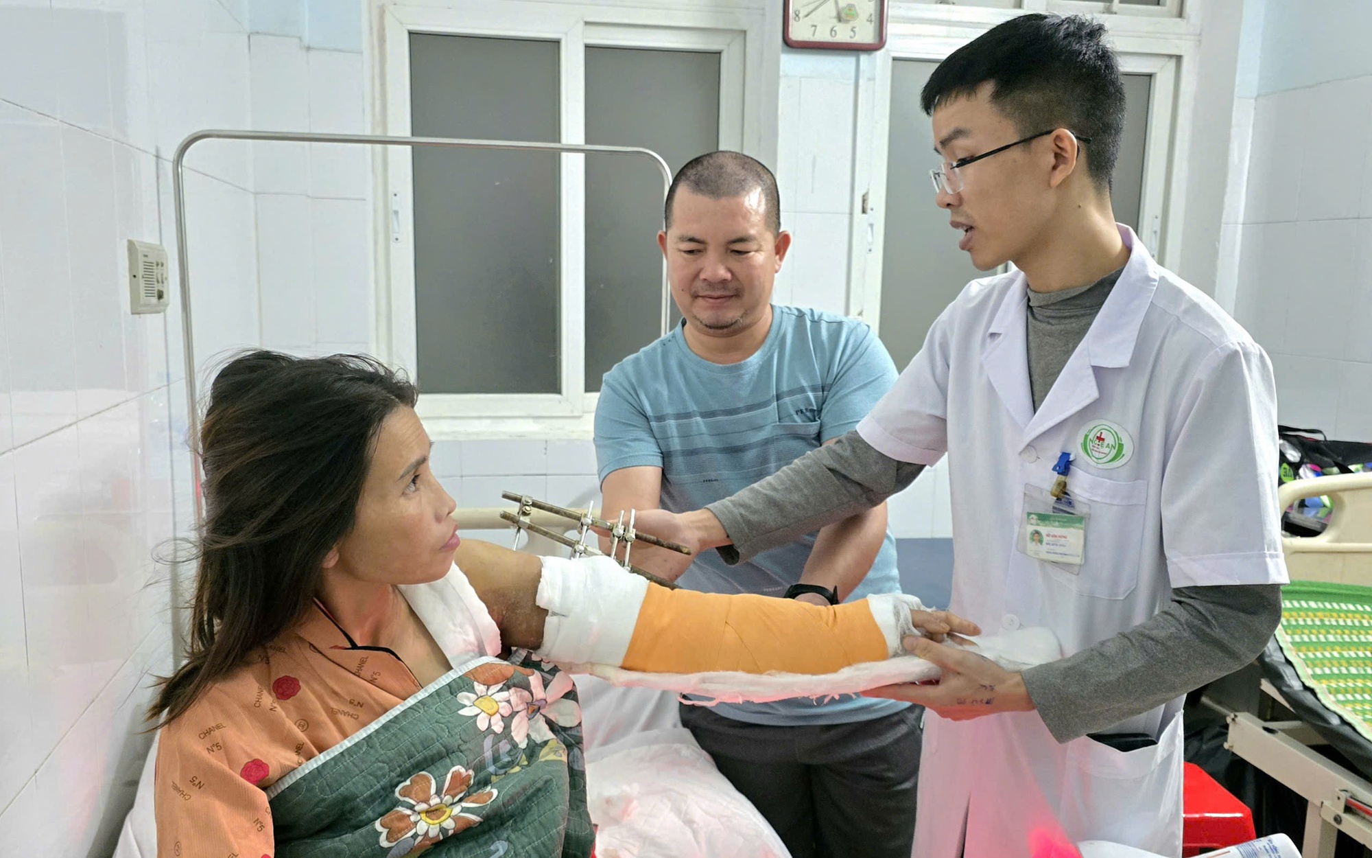 &quot;Hồi sinh&quot; cánh tay đứt rời cho nữ công nhân