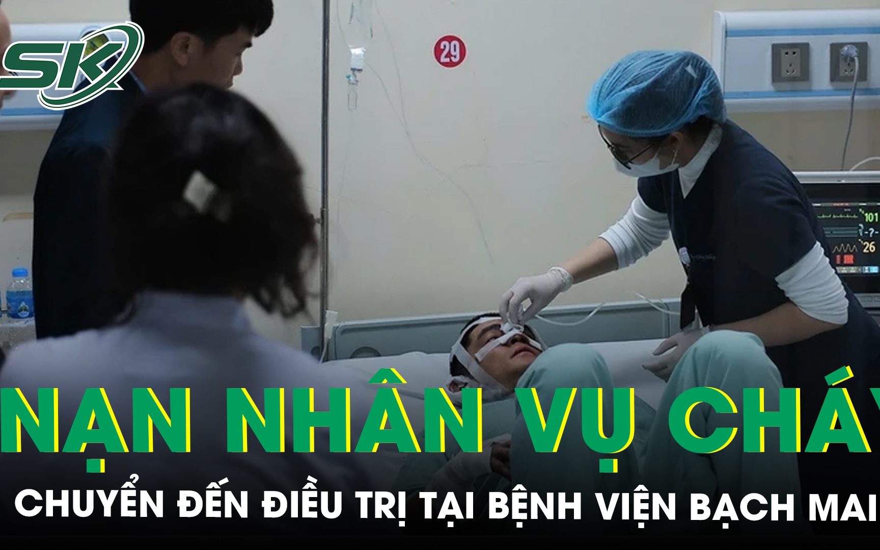 Nạn nhân vụ cháy quán cà phê được chuyển đến điều trị tại Bệnh viện Bạch Mai