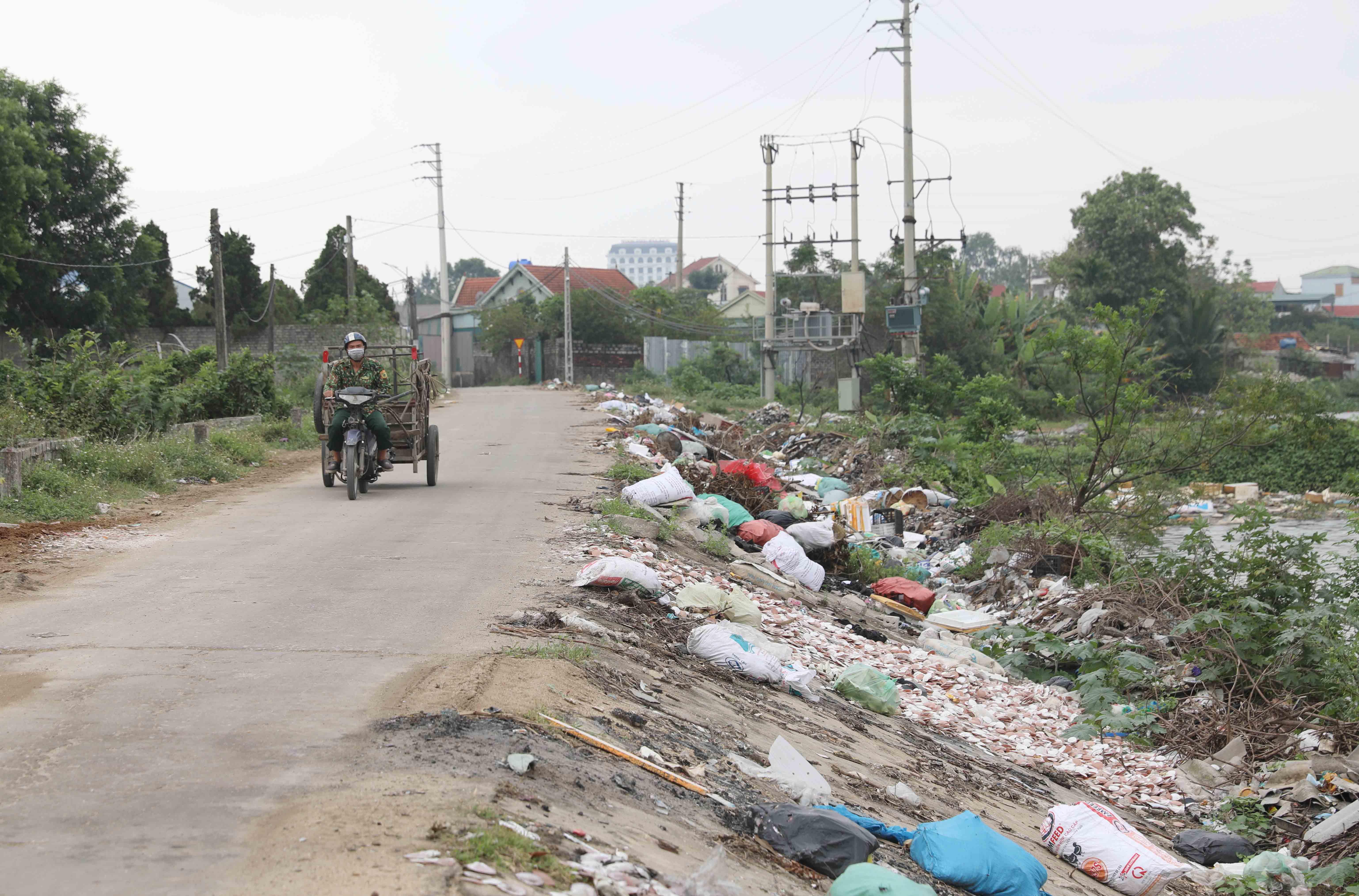 Rác thải bao vây khu neo đậu tàu, thuyền tránh trú bão ở Nghệ An- Ảnh 10.