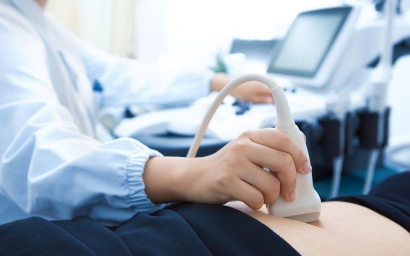 Hy hữu: Bác sĩ phẫu thuật 'nhổ' 10 cái răng trong bụng bệnh nhân có khối u quái buồng trứng- Ảnh 4.