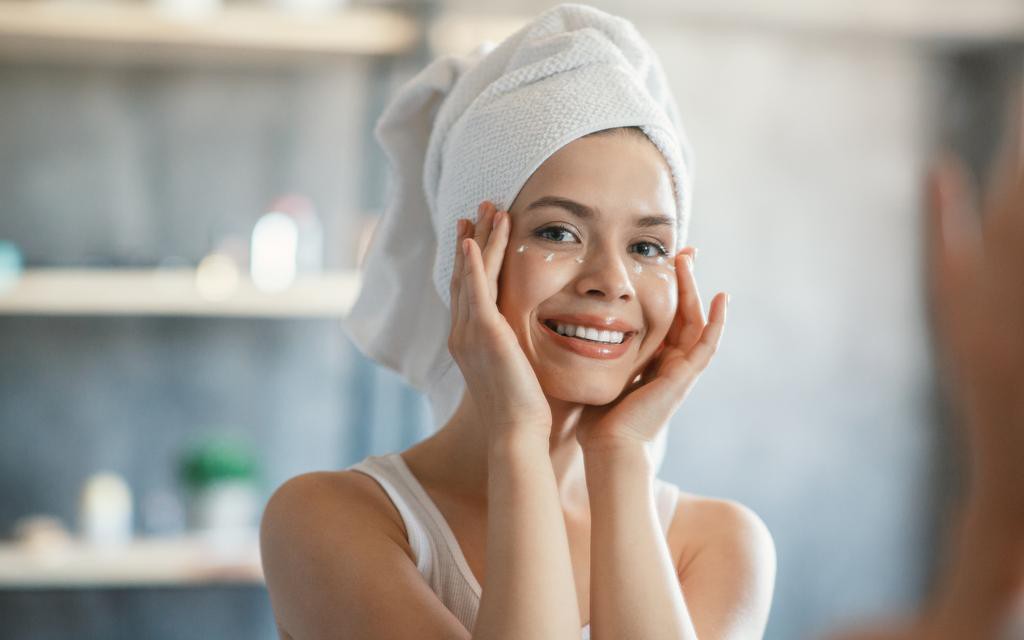 Vì sao nên thoa kem dưỡng mắt vào buổi tối? - Ảnh 2.