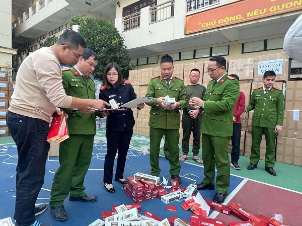 Tạm giữ đối tượng người nước ngoài buôn bán thuốc lá lậu- Ảnh 2.