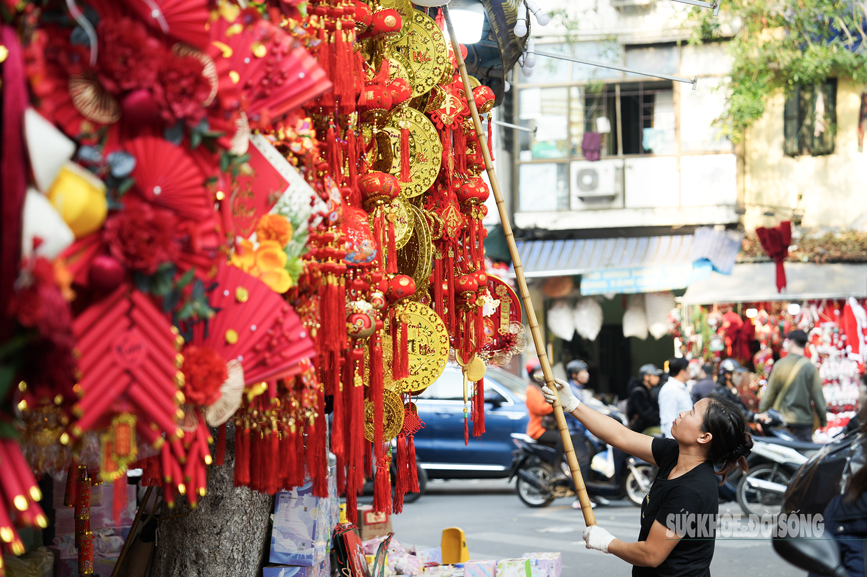 Hà Nội: Phố Hàng Mã rực rỡ sắc màu đón Tết- Ảnh 11.