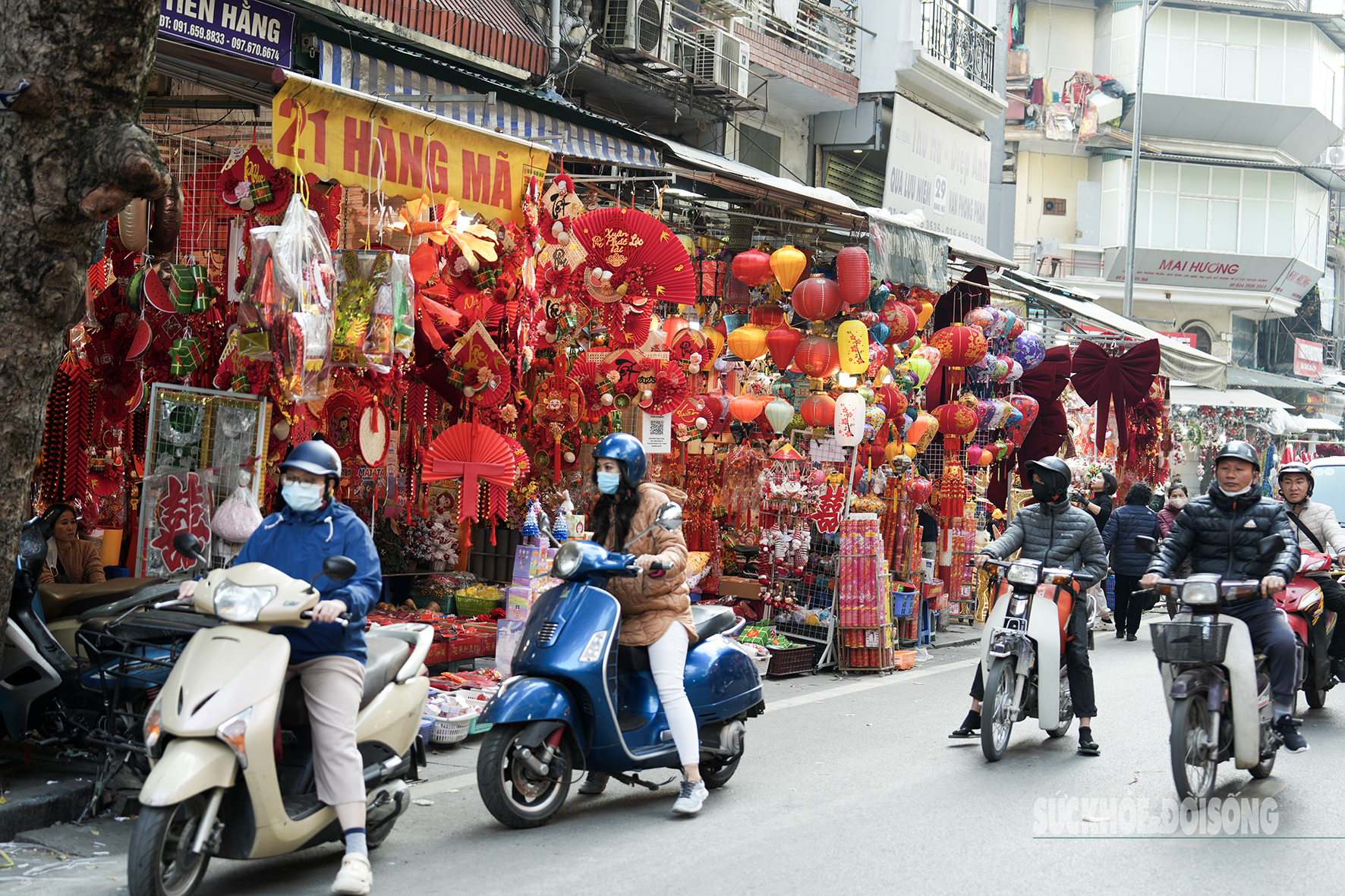 Hà Nội: Phố Hàng Mã rực rỡ sắc màu đón Tết- Ảnh 7.