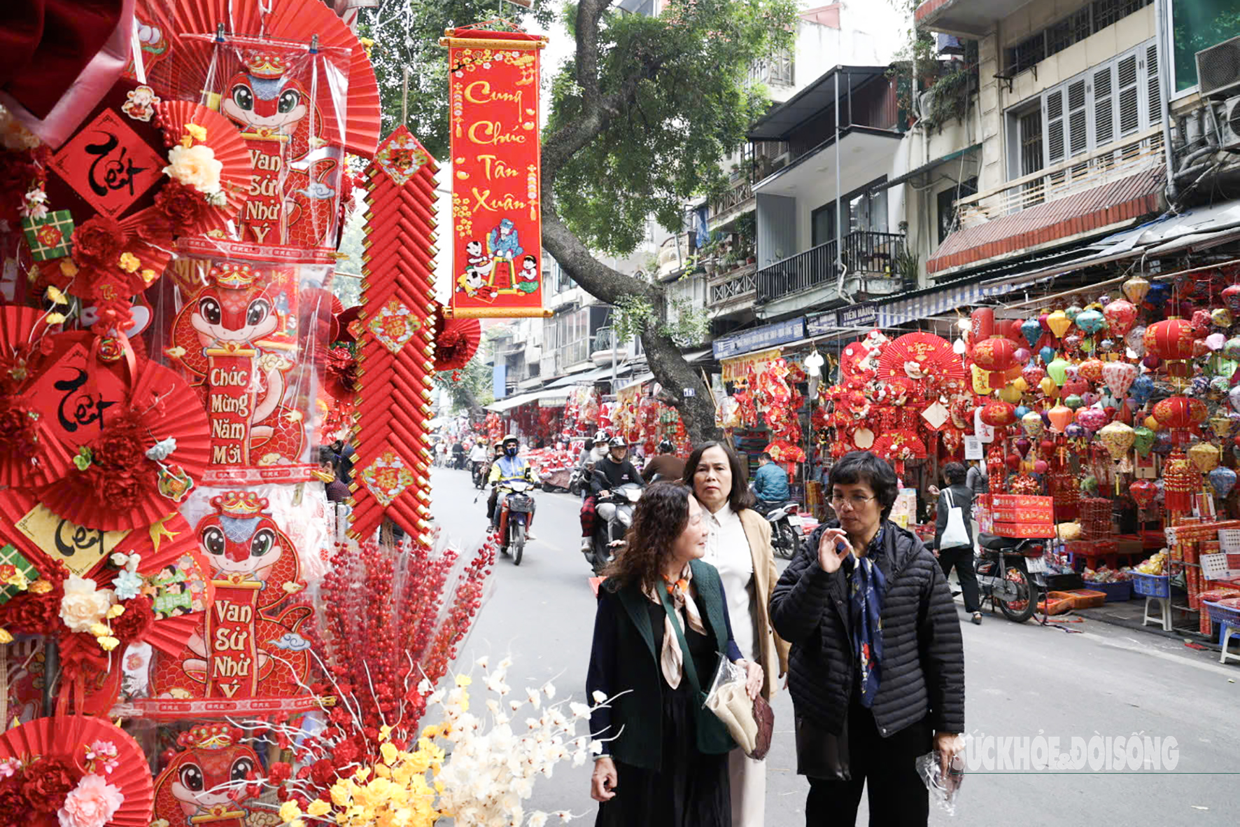 Hà Nội: Phố Hàng Mã rực rỡ sắc màu đón Tết- Ảnh 2.