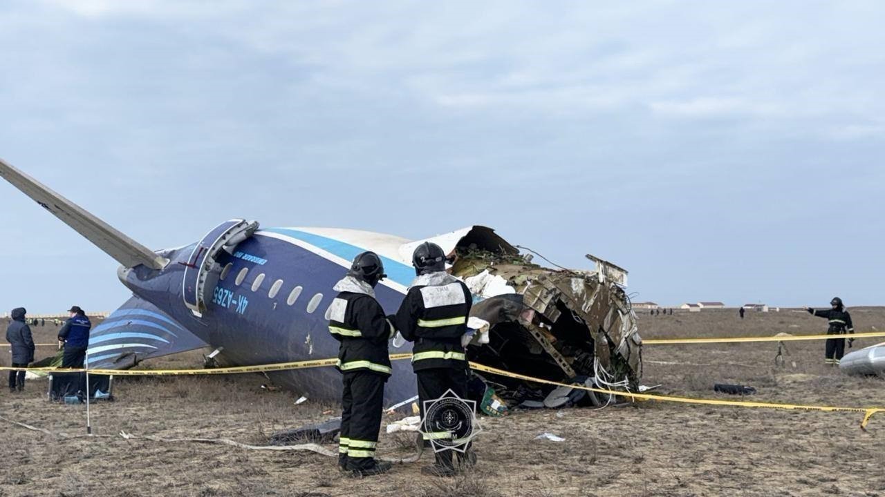 Azerbaijan Airlines: Máy bay rơi ở Kazakhstan do ‘can thiệp vật lý và kỹ thuật từ bên ngoài’- Ảnh 1.