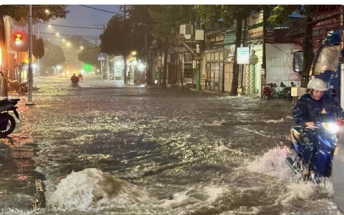 Thành phố Hồ Chí Minh ngập lụt vì xuất hiện cơn mưa trái mùa