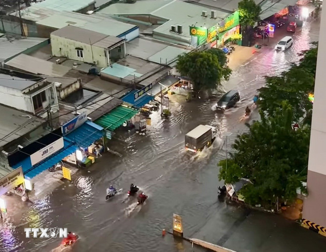 Thành phố Hồ Chí Minh ngập lụt vì xuất hiện cơn mưa trái mùa- Ảnh 2.