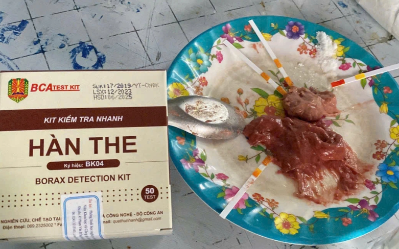 Trộn hàn the vào giò chả, 2 người bị khởi tố- Ảnh 2.
