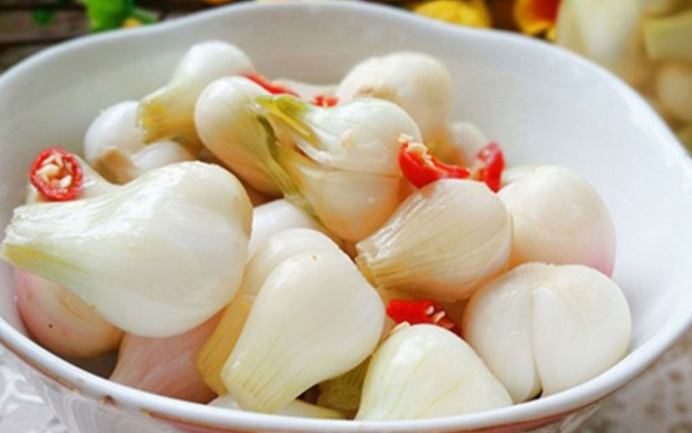 8 nhóm người không nên ăn dưa hành muối