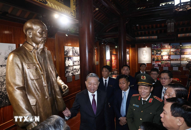 Tổng Bí thư Tô Lâm dâng hương tưởng niệm Chủ tịch Hồ Chí Minh tại Nghệ An- Ảnh 2.