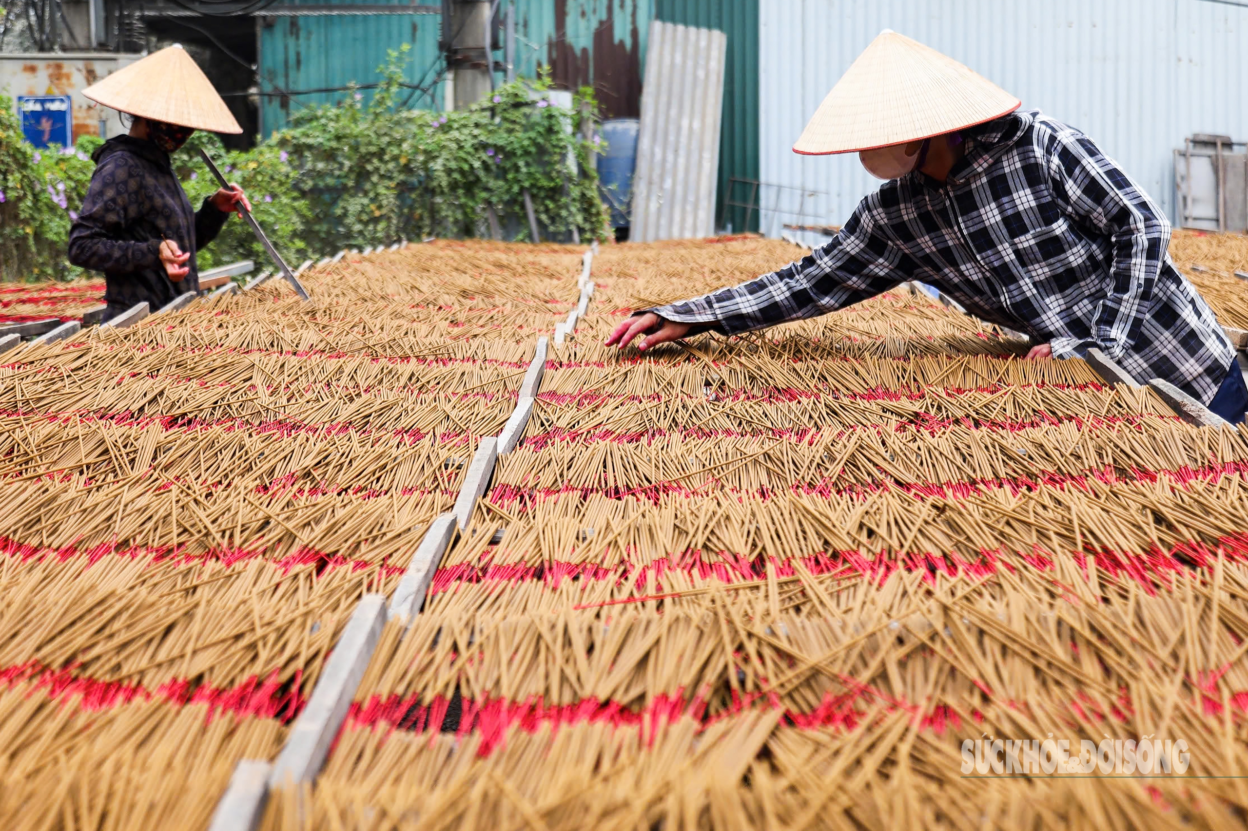 Người dân Quảng Phú Cầu tất bật làm hương cho vụ Tết- Ảnh 4.