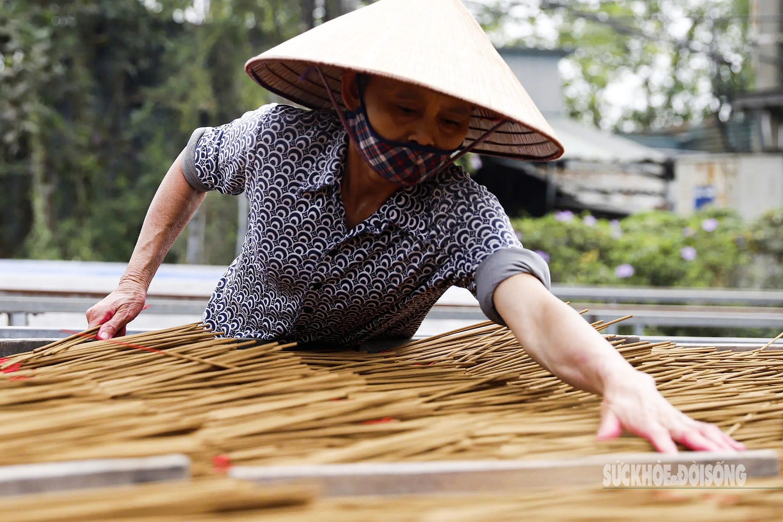 Người dân Quảng Phú Cầu tất bật làm hương cho vụ Tết- Ảnh 5.