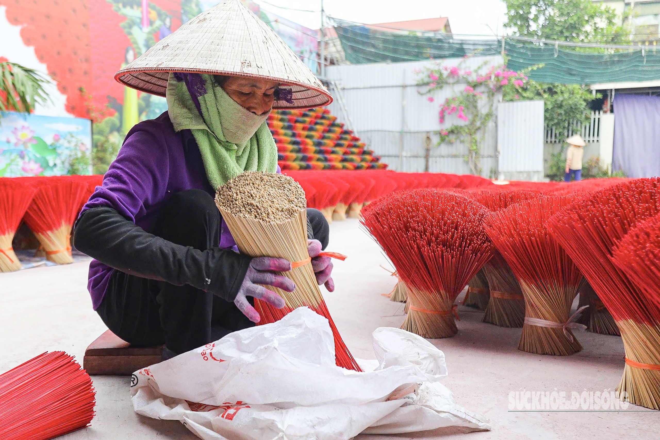 Người dân Quảng Phú Cầu tất bật làm hương cho vụ Tết- Ảnh 9.