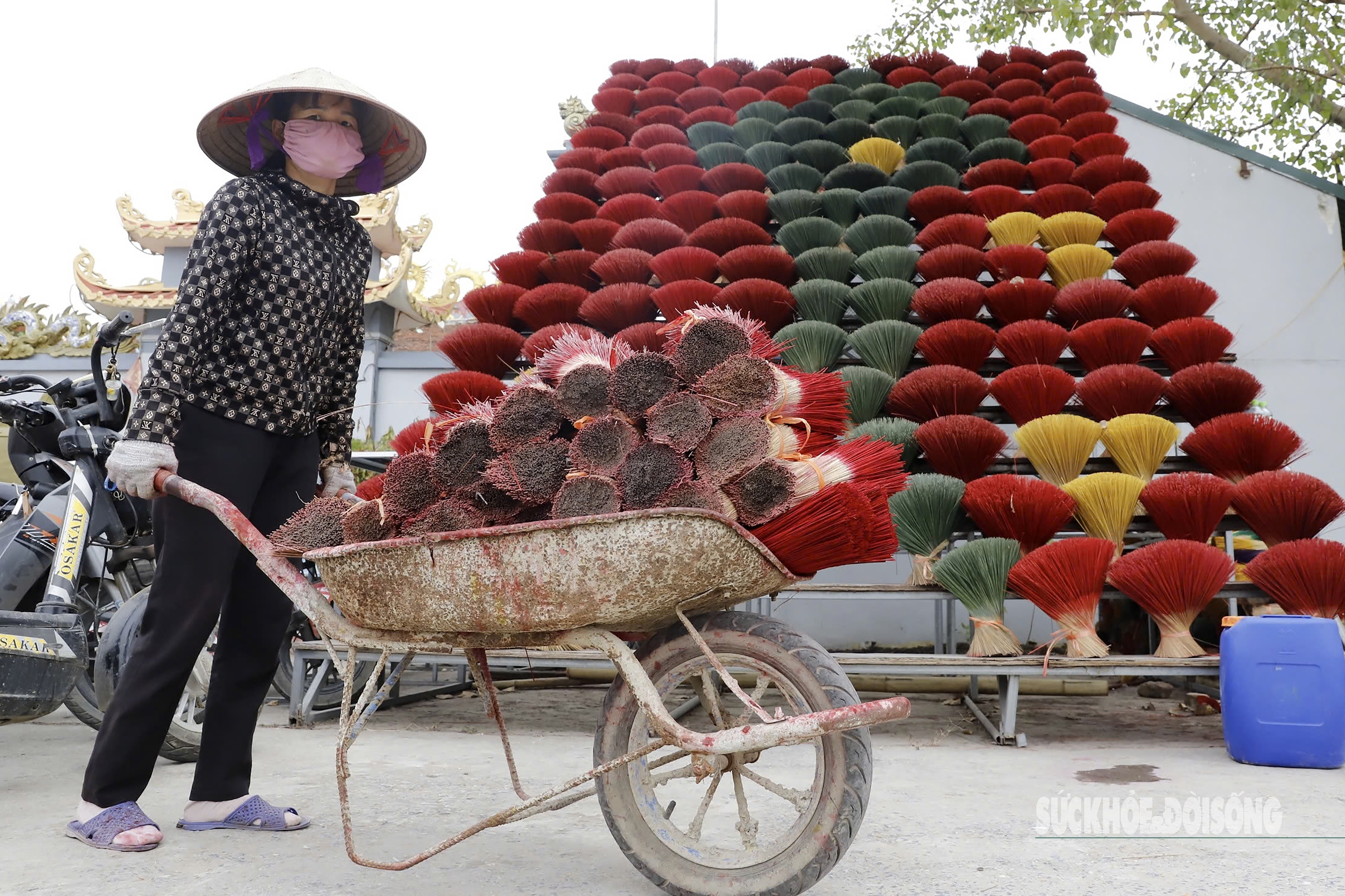 Người dân Quảng Phú Cầu tất bật làm hương cho vụ Tết- Ảnh 7.