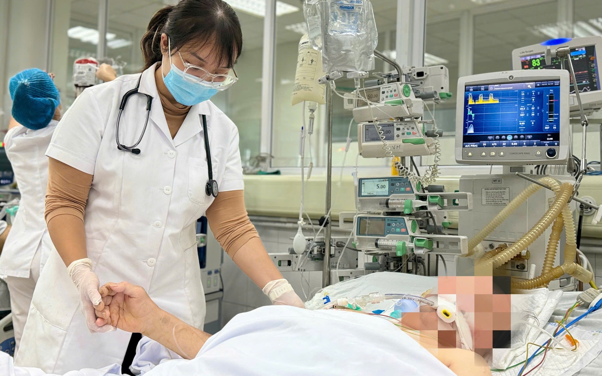 Thở máy ngay khi vào viện vì sai lầm tự chữa bệnh gout