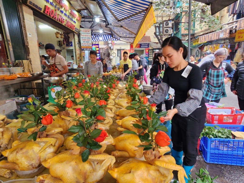 Ngoài bán ở sạp hàng, mâm cỗ gia tiên được rao bán 'online', người tiêu dùng chỉ cần kích chuột, đặt mua tại nhà- Ảnh 1.