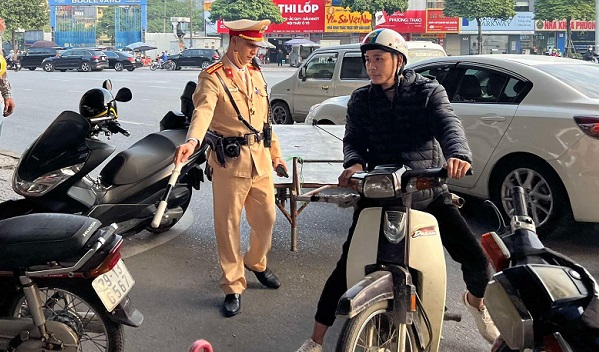 Tạm giữ xe ba bánh tự chế chở ‘cột điện’ trên đường Giải Phóng- Ảnh 3.