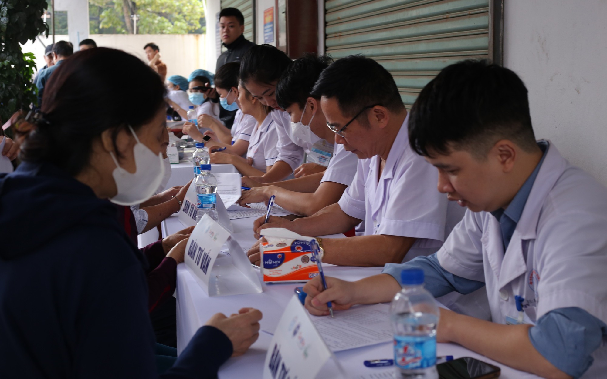 Khám sàng lọc, tư vấn đái tháo đường cho hơn 200 người dân TP Vinh