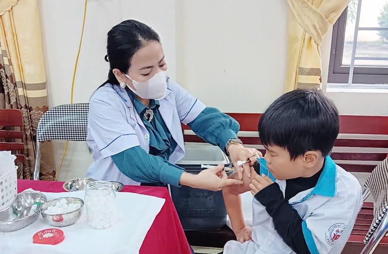 Hà Tĩnh phấn đấu 'phủ' vaccine phòng uốn ván, bạch hầu cho trẻ- Ảnh 1.