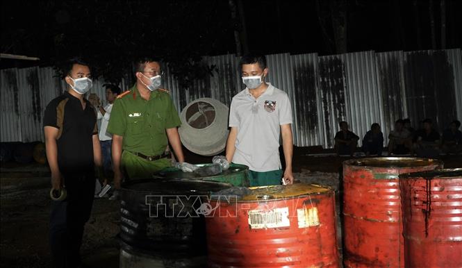 Công an đột kích cơ sở nấu nhớt thải quy mô lớn tại Châu Đức (Bà Rịa - Vũng Tàu)- Ảnh 1.