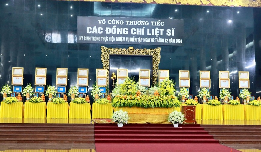 Trang trọng lễ tang 12 liệt sỹ Quân khu 7 hy sinh trong khi thực hiện nhiệm vụ diễn tập- Ảnh 1. Trang trọng lễ tang 12 liệt sỹ Quân khu 7 hy sinh trong khi thực hiện nhiệm vụ diễn tập- Ảnh 1.