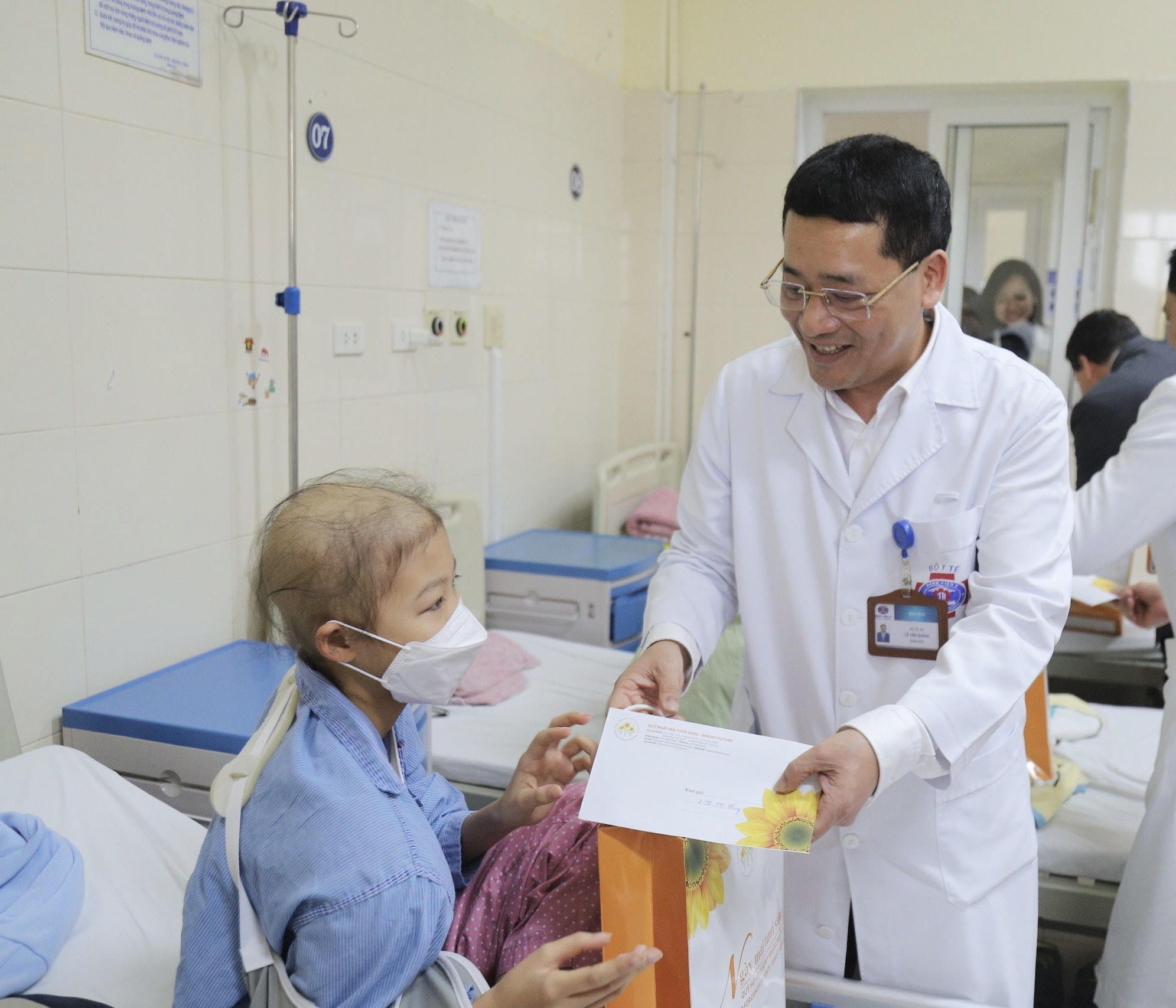 Bộ trưởng Bộ Y tế Đào Hồng Lan tiễn bệnh nhân ung thư về quê đón Tết trên chuyến xe yêu thương 0 đồng
- Ảnh 9.