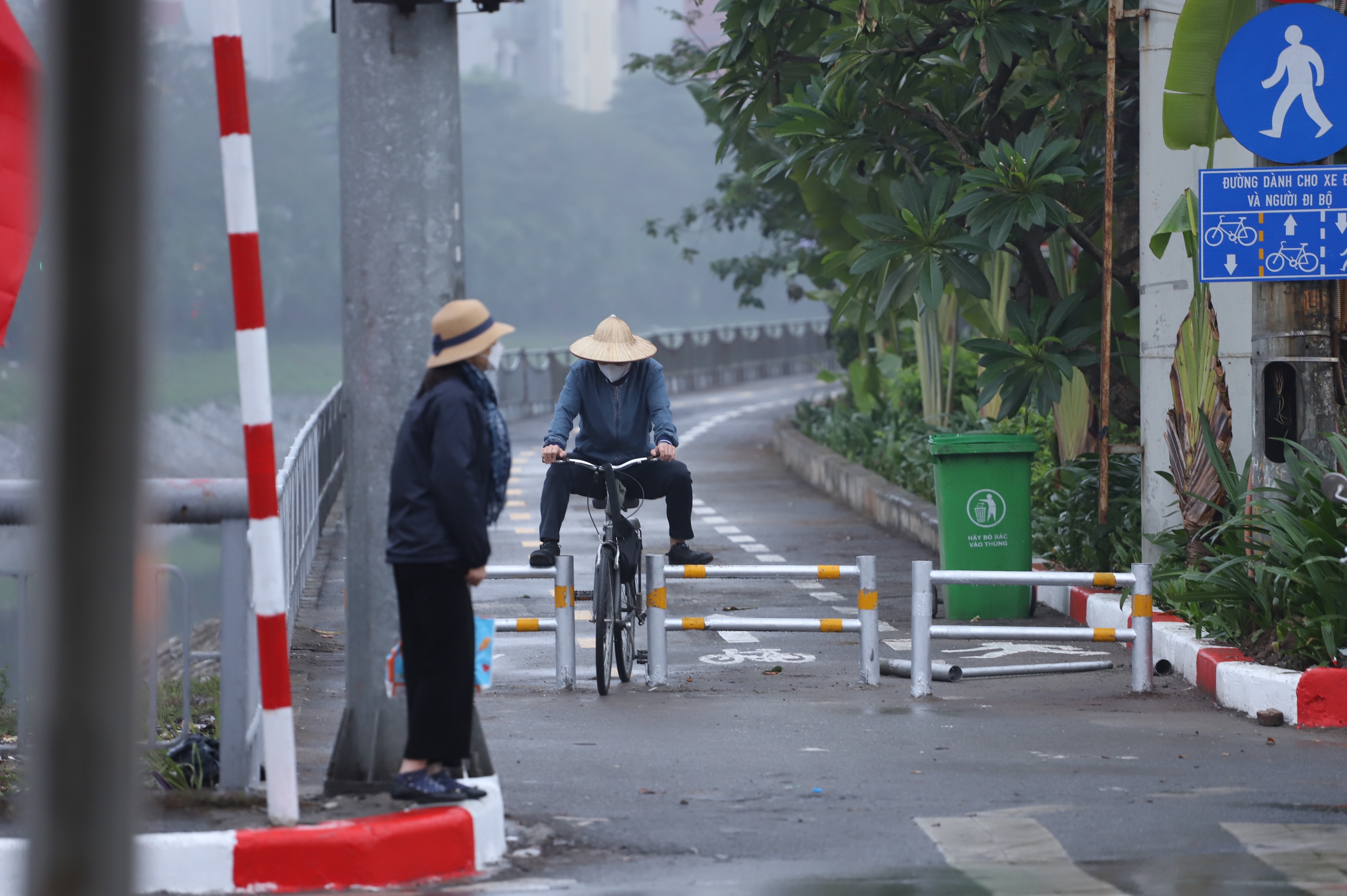 Lắp mới rào chắn trên đường dành cho xe đạp liệu có ngăn được xe máy?- Ảnh 8.