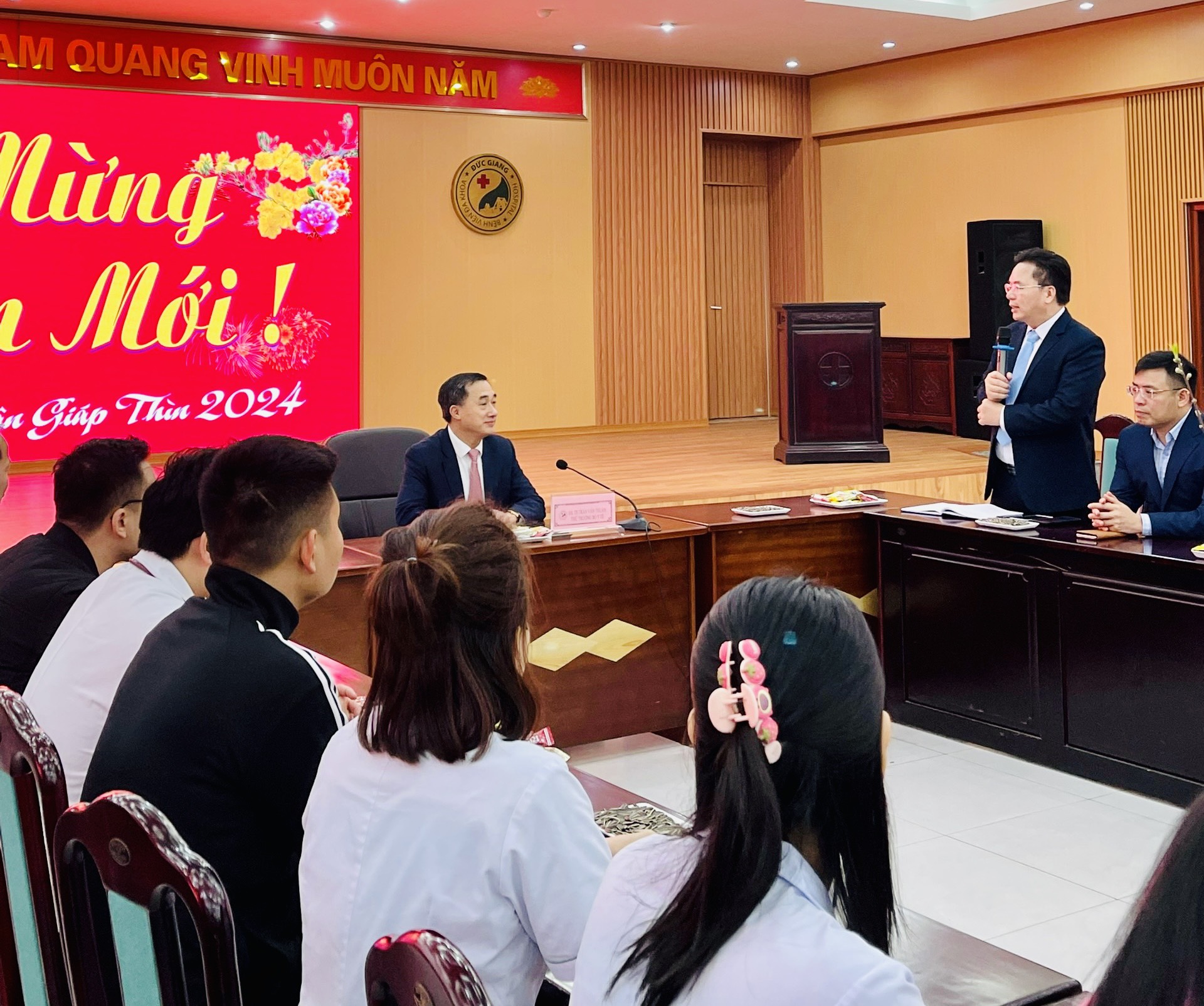Thứ trưởng Trần Văn Thuấn chúc Tết các y bác sĩ Bệnh viện đa khoa Đức Giang- Ảnh 2.