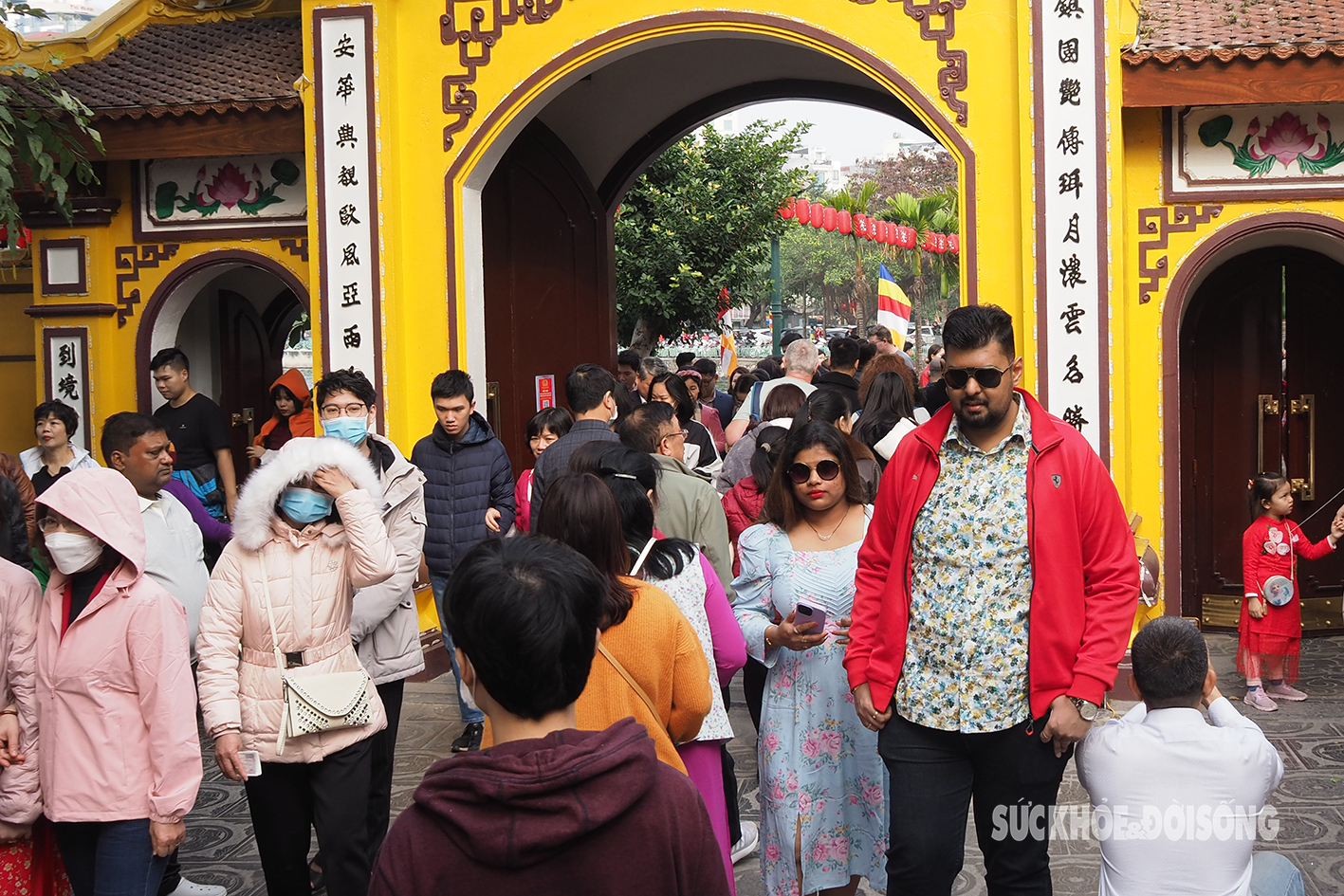 Du khách quốc tế 'chen chân' xếp hàng vãng cảnh chùa Trấn Quốc ngày Tết- Ảnh 6.
