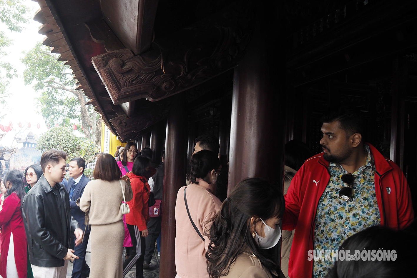 Du khách quốc tế 'chen chân' xếp hàng vãng cảnh chùa Trấn Quốc ngày Tết- Ảnh 9.