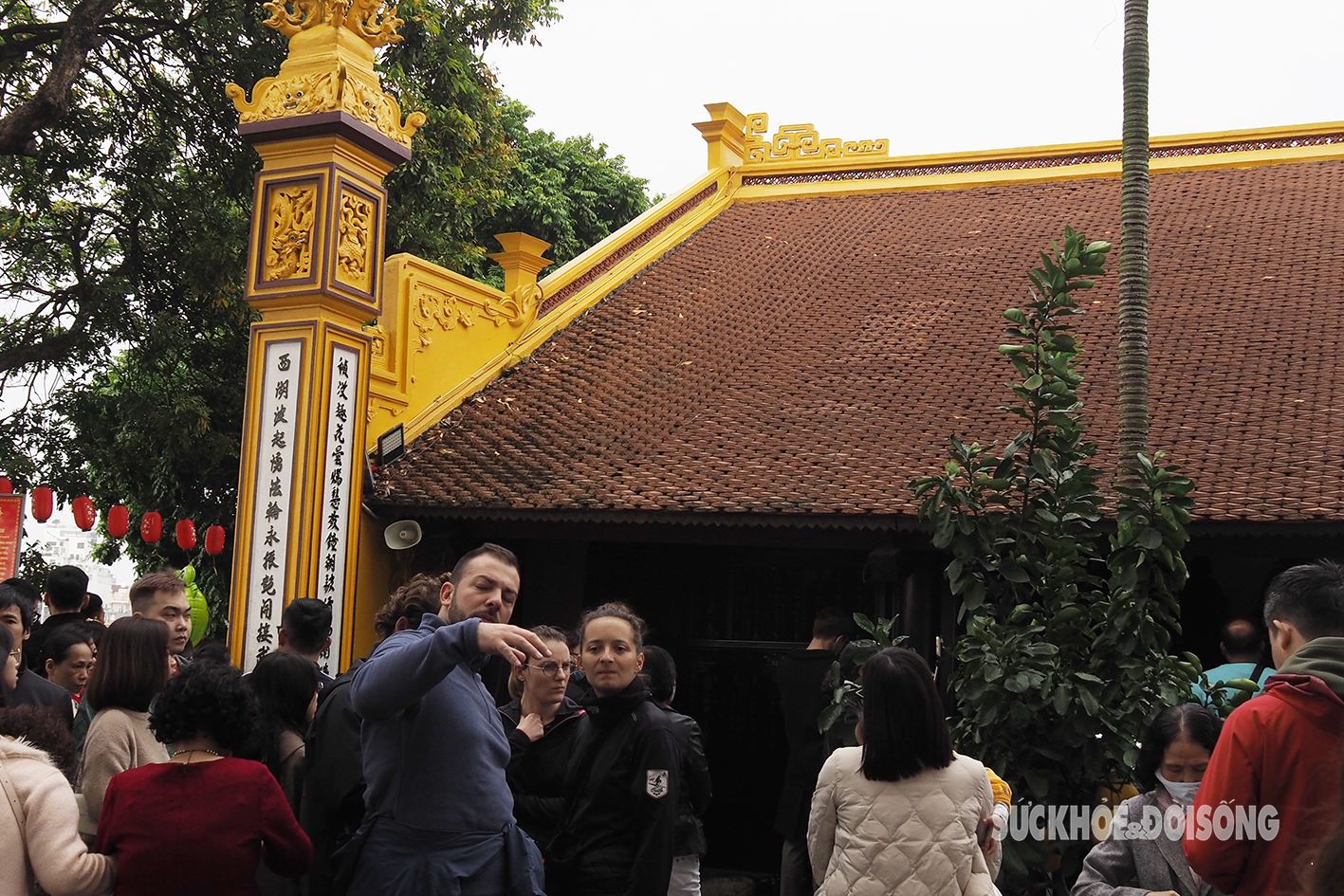 Du khách quốc tế 'chen chân' xếp hàng vãng cảnh chùa Trấn Quốc ngày Tết- Ảnh 13.