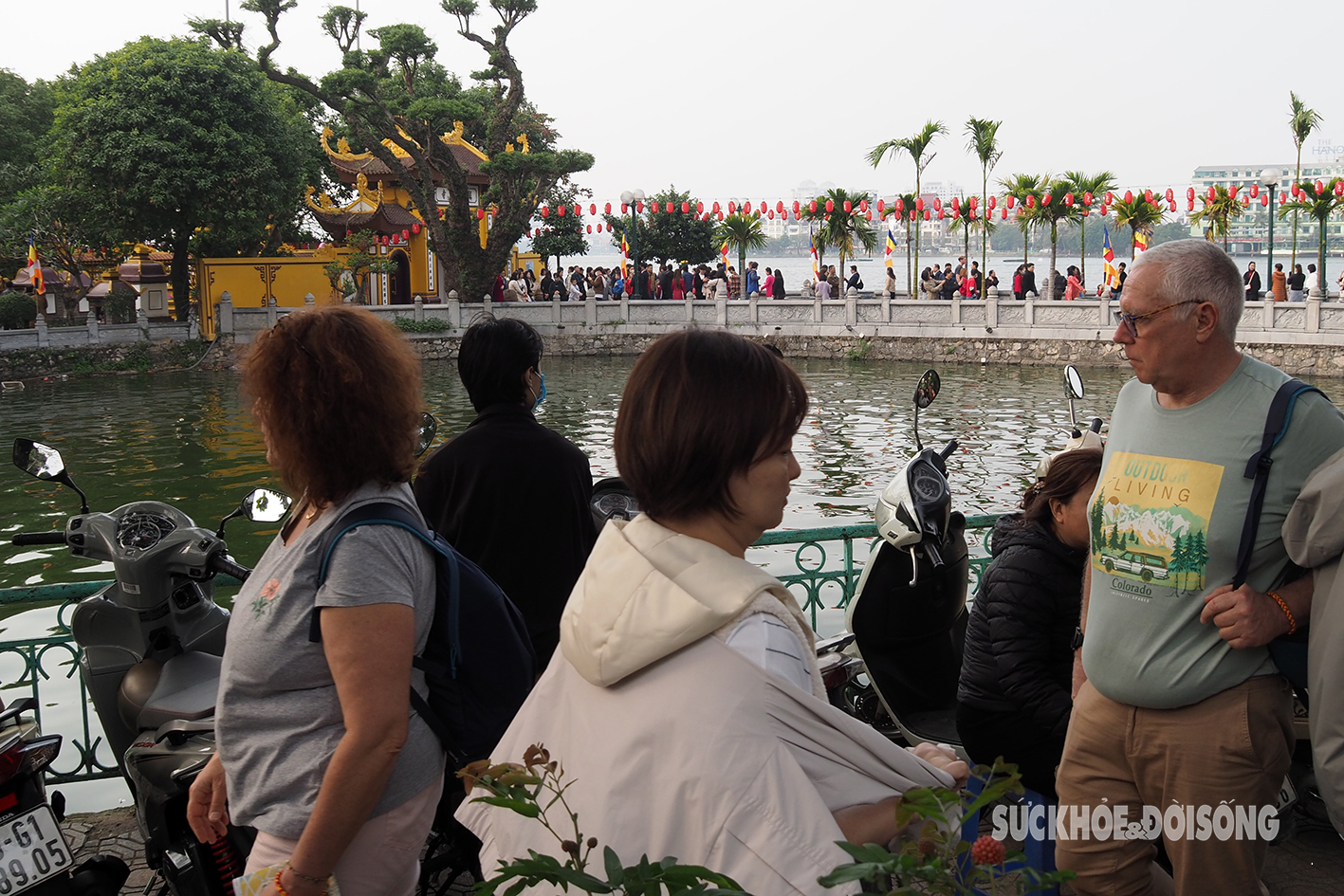 Du khách quốc tế 'chen chân' xếp hàng vãng cảnh chùa Trấn Quốc ngày Tết- Ảnh 1.