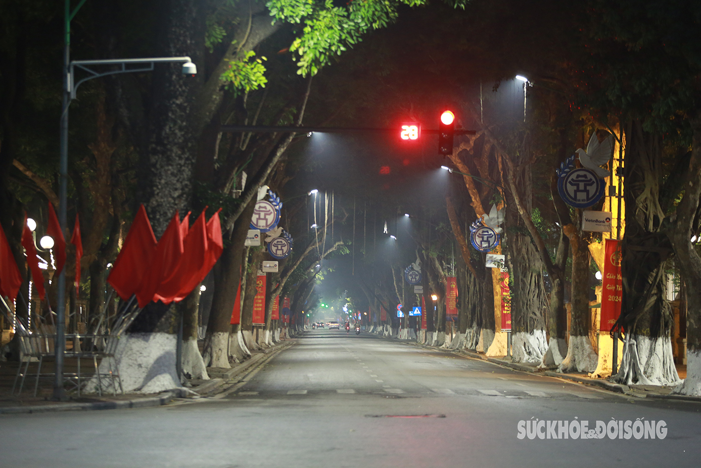 Hà Nội yên bình, đẹp mơ màng trong ngày mồng 1 Tết Giáp Thìn- Ảnh 4.