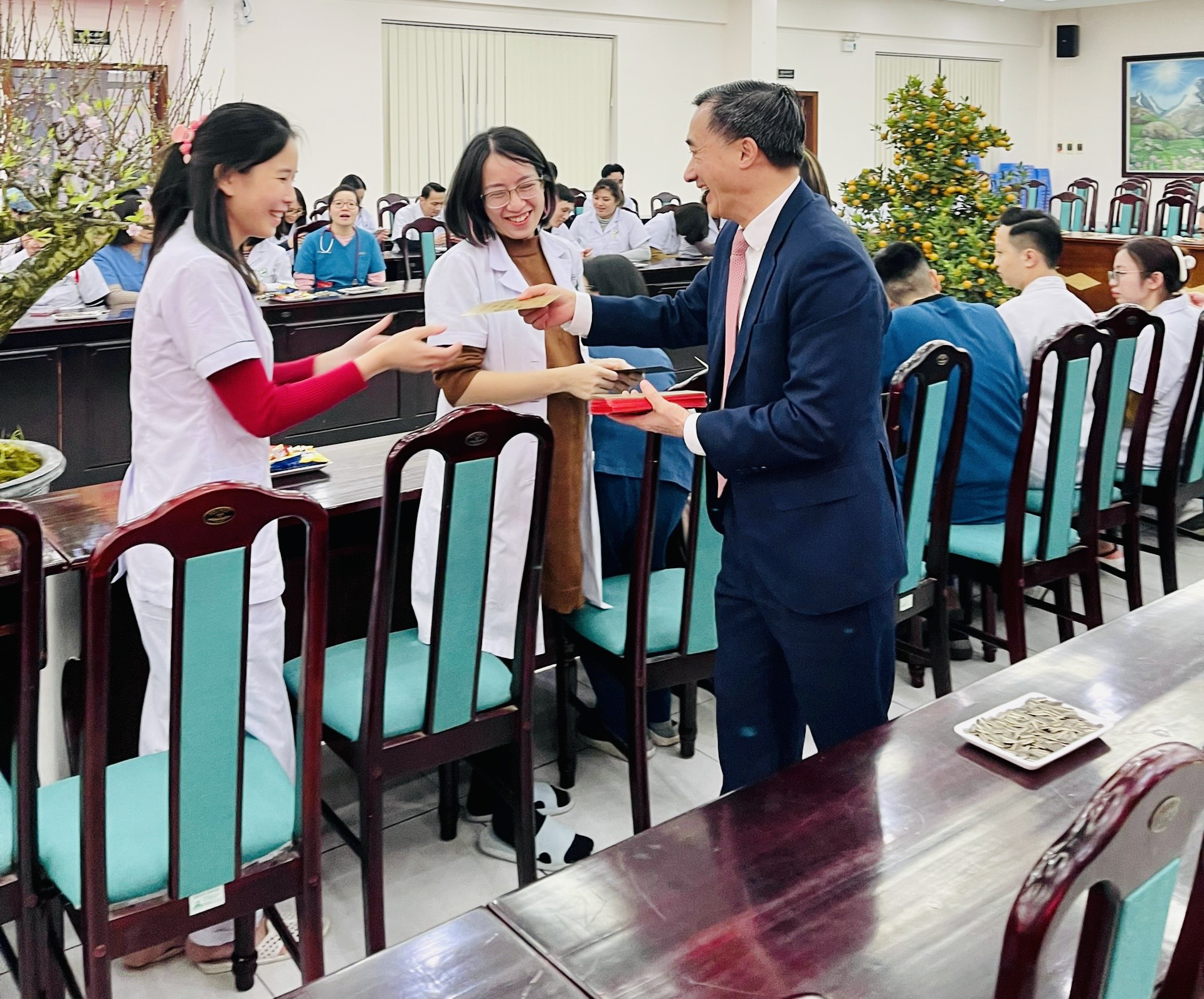 Thứ trưởng Trần Văn Thuấn chúc Tết các y bác sĩ Bệnh viện đa khoa Đức Giang- Ảnh 5.
