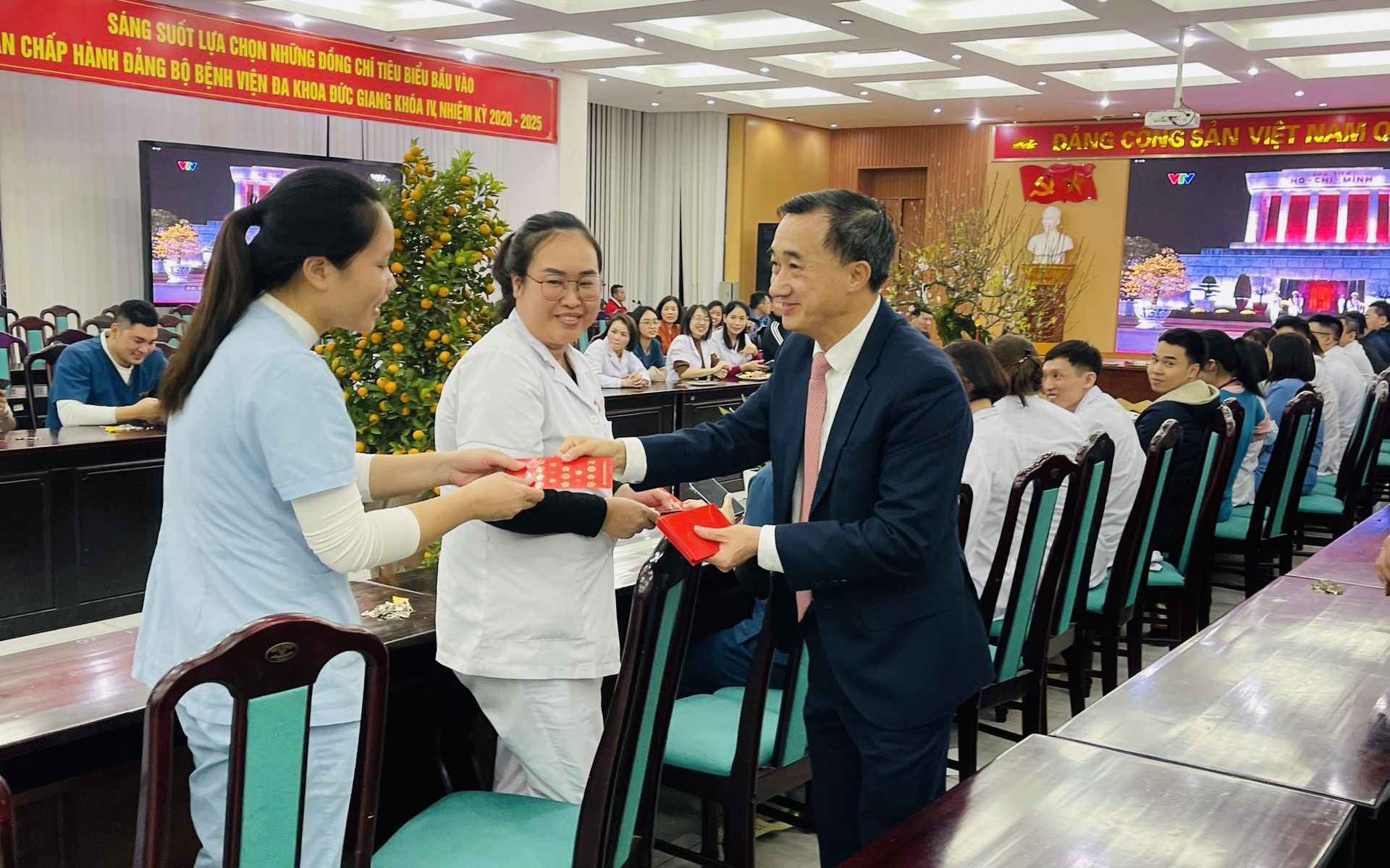 Thứ trưởng Trần Văn Thuấn chúc Tết các y bác sĩ Bệnh viện đa khoa Đức Giang
