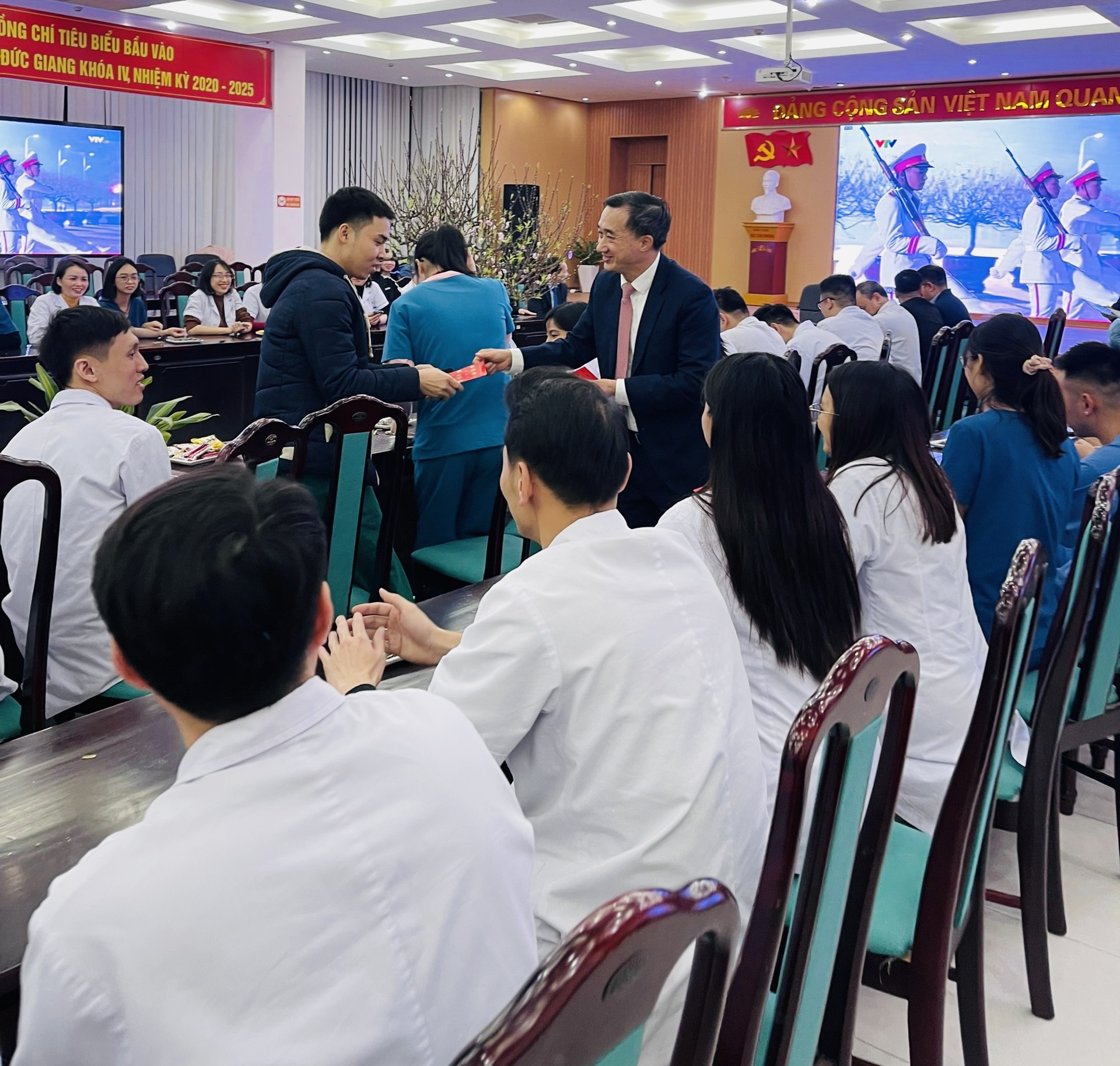 Thứ trưởng Trần Văn Thuấn chúc Tết các y bác sĩ Bệnh viện đa khoa Đức Giang- Ảnh 4.